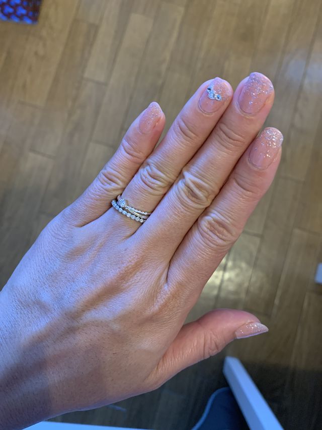 ダイヤがいっぱい付いていてかわいいです。