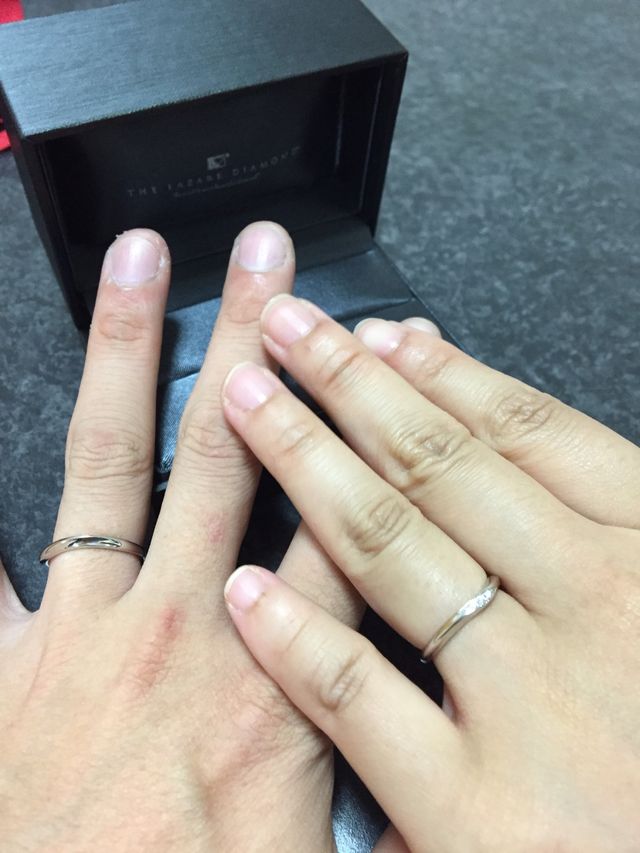 結婚指輪です。右が妻で、左が私になります。