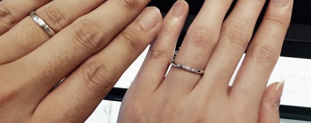 輝くダイヤモンドの指輪は美しかったです。