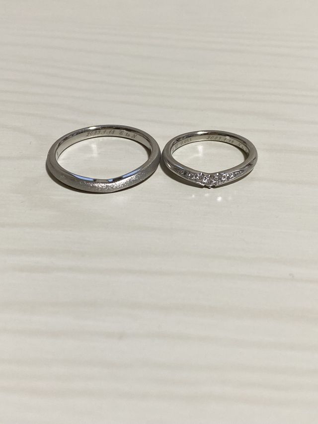 マット加工とキラキラのダイヤの結婚指輪です。