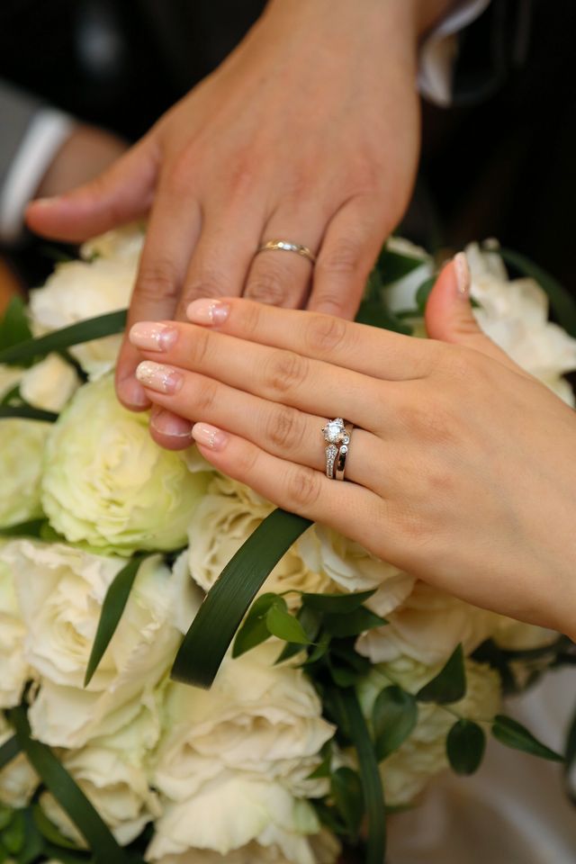 披露宴前に装着して撮影しました。（婚約指輪も装着してます）