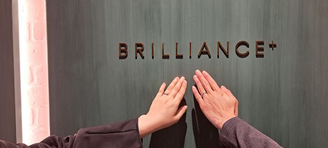 結婚指輪を購入し初めて二人で着用した様子を撮影して頂きました