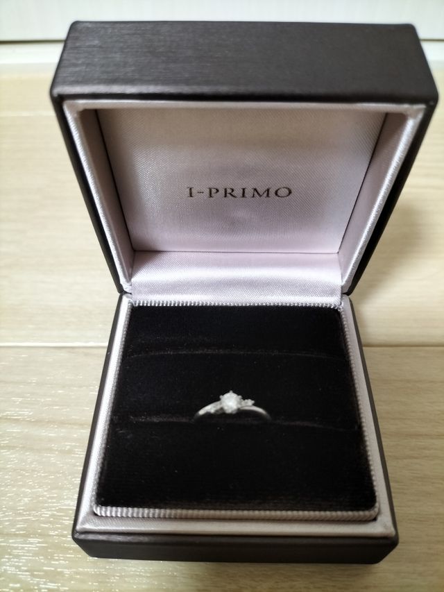 シンプル且つダイヤが
目立つようにお願いしました。