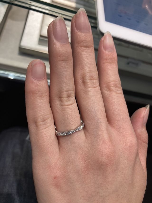 婚約指輪がシンプルな方に特におすすめなデザインだとおもいます