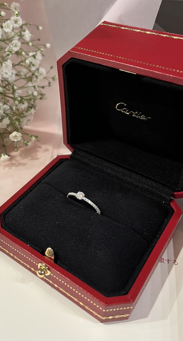 大きなダイヤの周りに小さなダイヤが半周分ついてます！