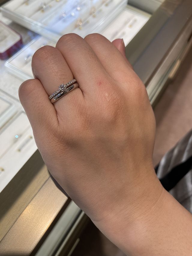 お店で試着したときに結婚指輪と合わさせてもらいました