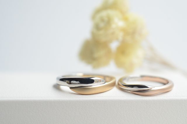 2人が重なり合うようなデザインになっています。