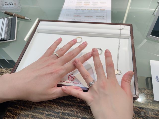 気になったデザインの指輪を試着させていただきました。
