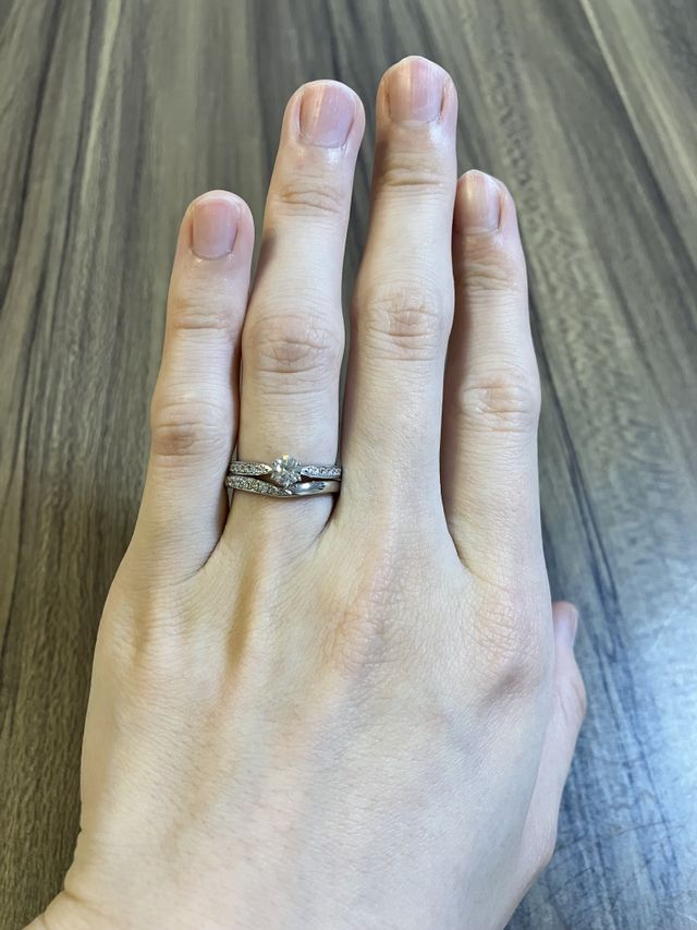 婚約指輪と結婚指輪を重ねづけした写真。