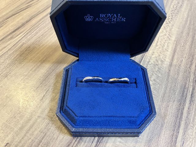 結婚指輪。中心がくびれたハート型のようなデザイン。