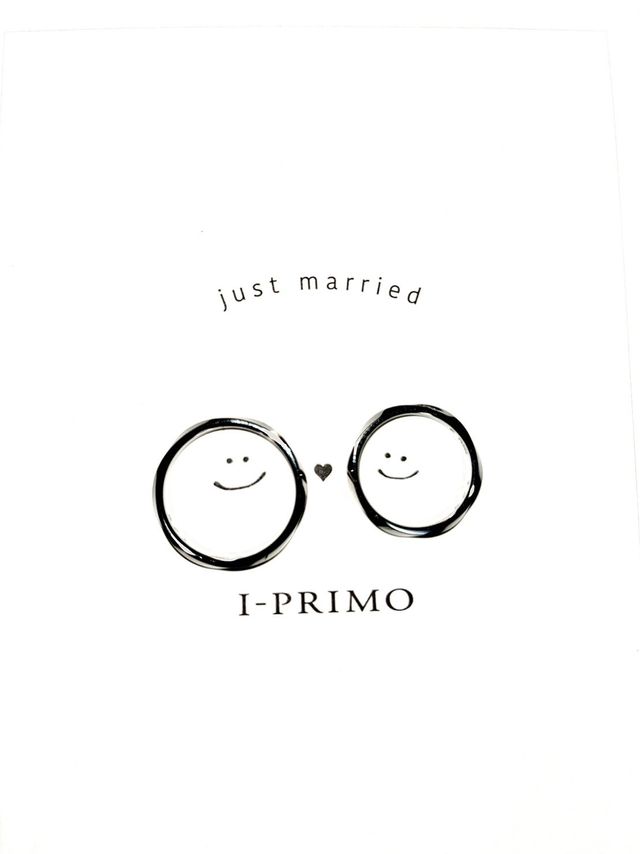 男女ともに捻りが入ったデザインの指輪