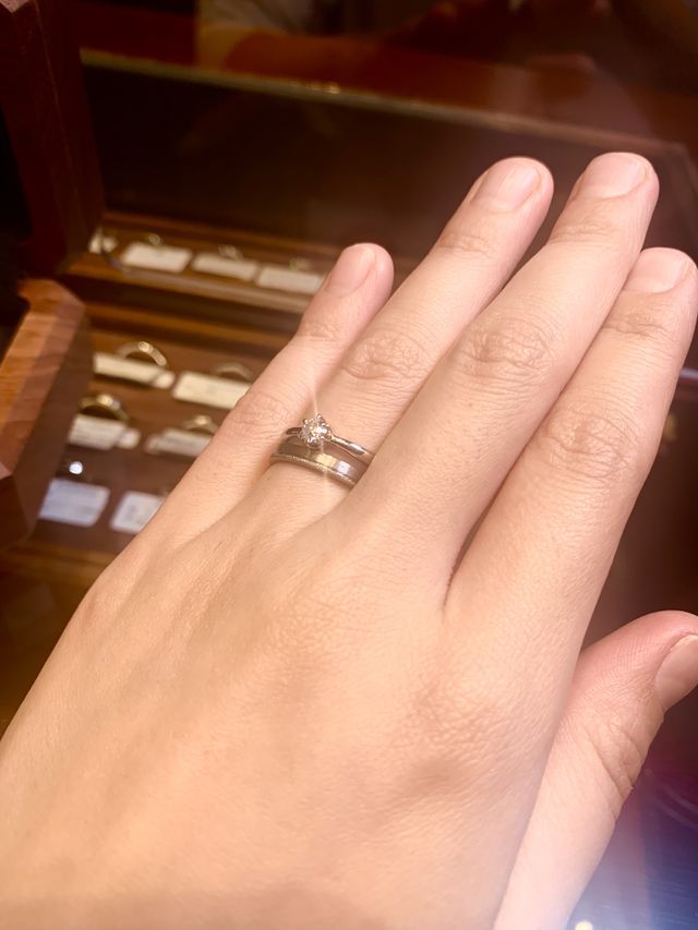 シンプルなプラチナの婚約指輪とホワイトゴールドの結婚指輪