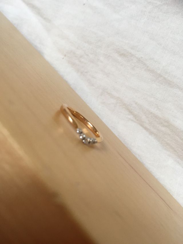 すずらんをイメージしているようで女性らしい型のリングです。