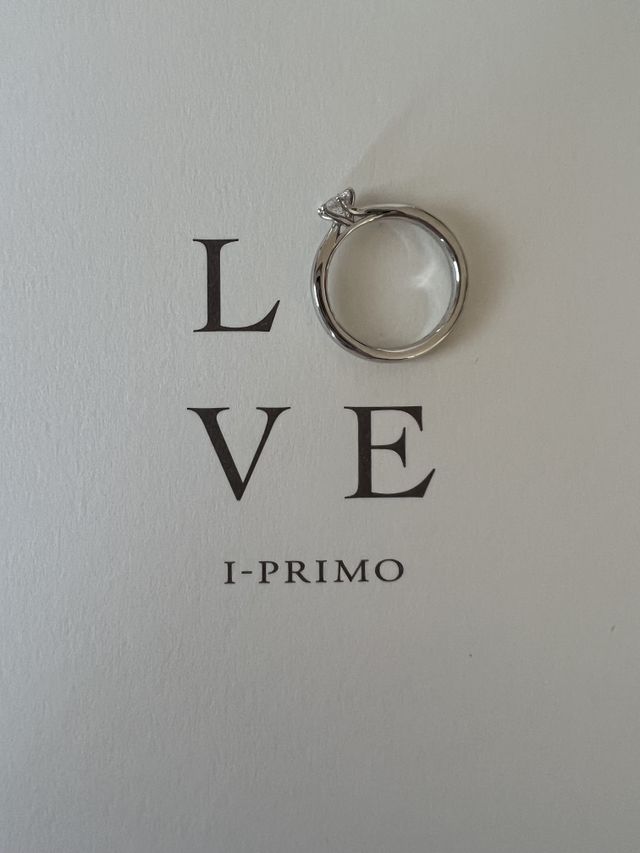 婚約指輪で重ね付け出来るデザイン