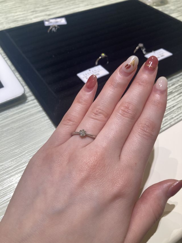 フラワーモチーフの指輪で、花びら部分でダイヤを覆っています