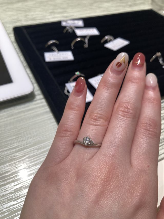 フラワーモチーフとメレダイヤのついた指輪