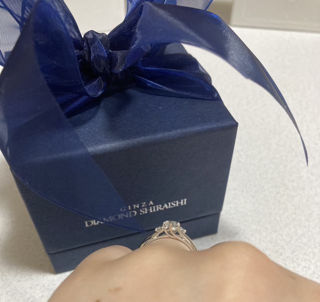 横からのデザインも素敵な指輪です