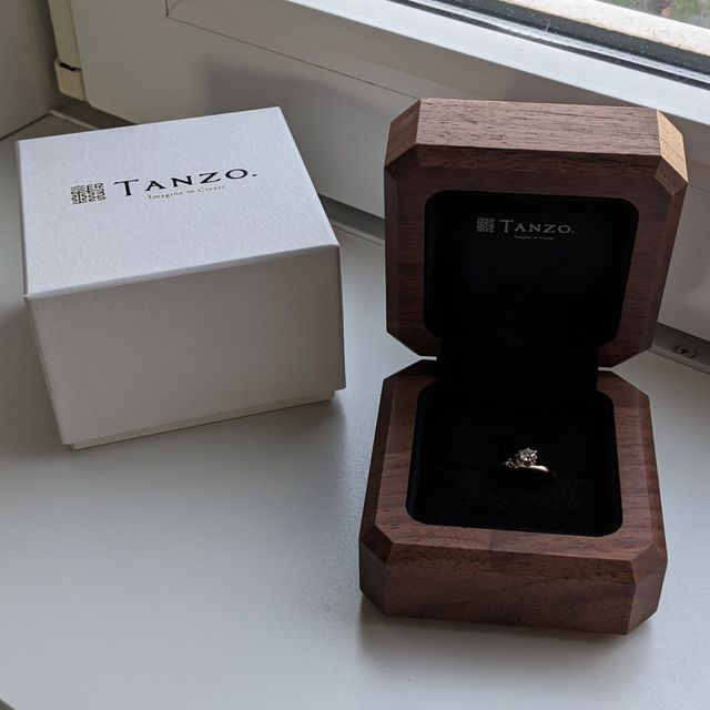 ボックスも木をくり抜いて作られているので一点ものです。