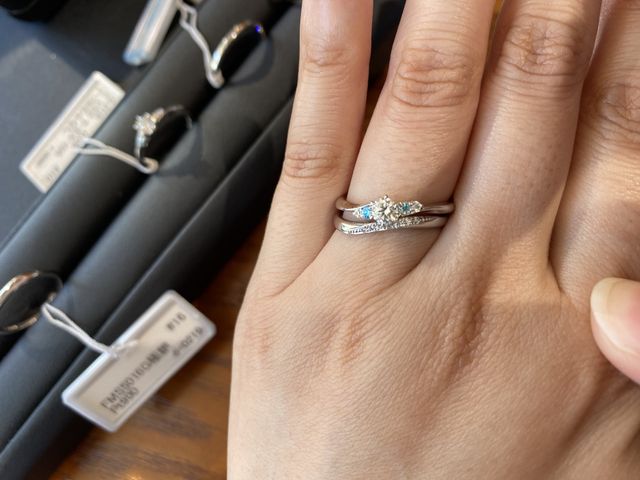 正面にダイヤを4つ配置していて、色目を変えることが出来ます。