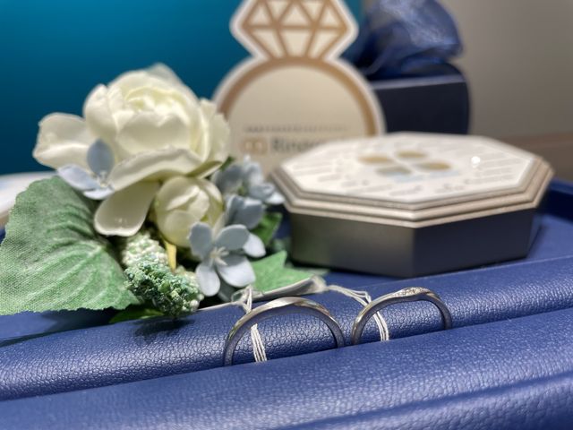 V字のペアリング、男性側一部マット加工、女性側宝石入り