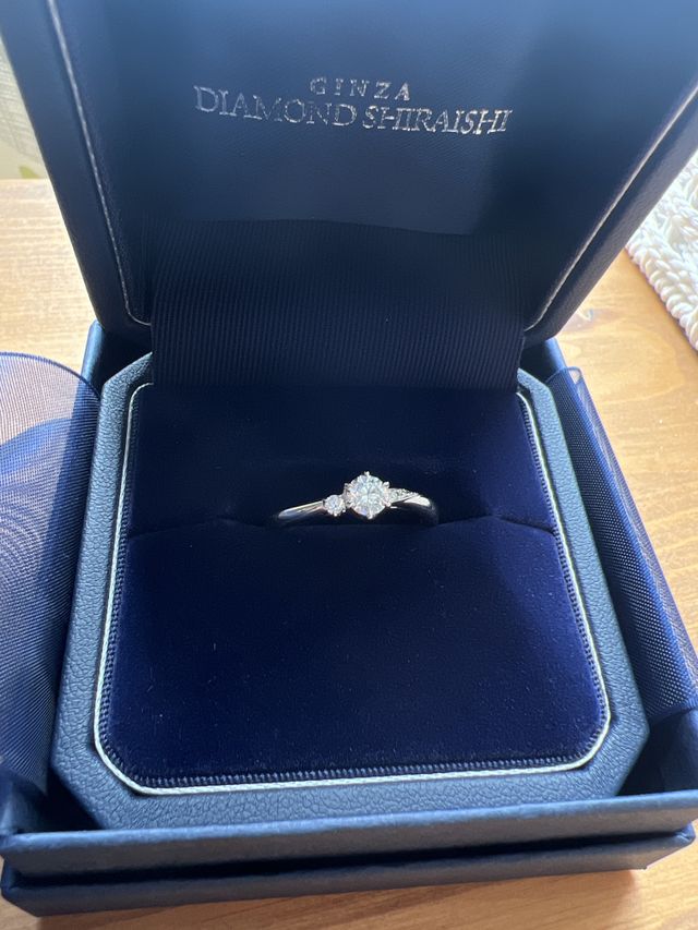 アシンメトリーにダイヤが付いているデザインです。