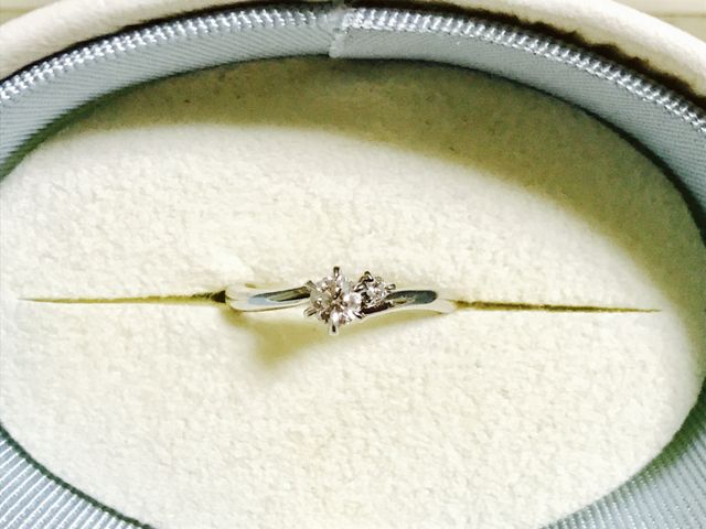 真ん中にダイヤがあり、斜め上に小ぶりなダイヤが付いています。