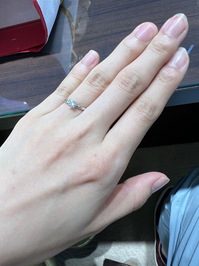 すごく輝いていて細い指に合います。デザインがすごく素敵です。