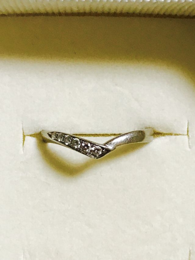ダイヤ6つ付いた結婚指輪で、Vの字になっているデザインです。