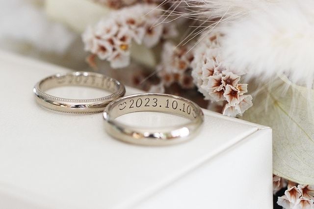 手づくりのホワイトゴールドの指輪に、手書きの記念日を刻印