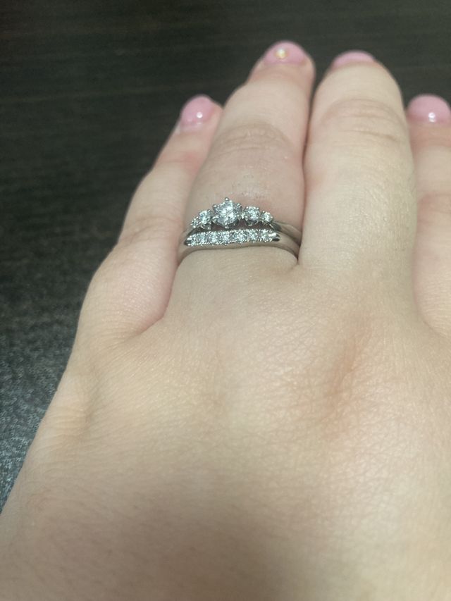 婚約指輪と重ね付けしました。