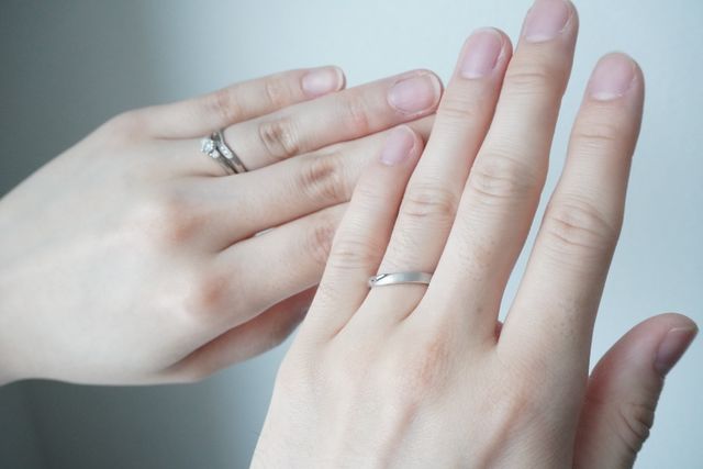 彼女は同じシリーズの婚約指輪と重ね付けしてます。