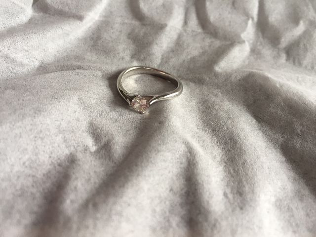 婚約指輪 緩やかなライン