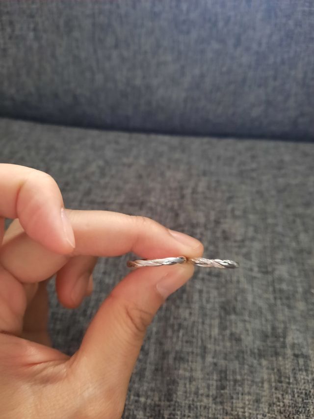 ペアの指輪です。旦那さんの指輪はセミオーダーで、つや消し入り