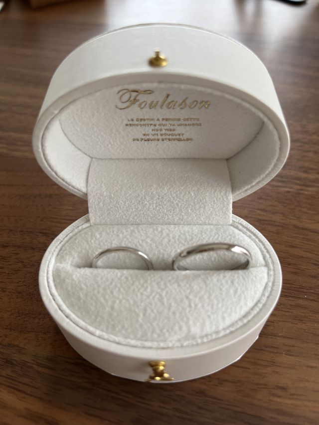 少しうねりのあるシンプルなデザイン