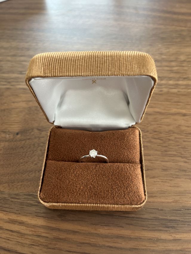シンプルなデザインの婚約指輪