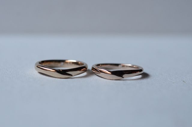 右&rarr;ピンクゴールド
左&rarr;ブラウンゴールド