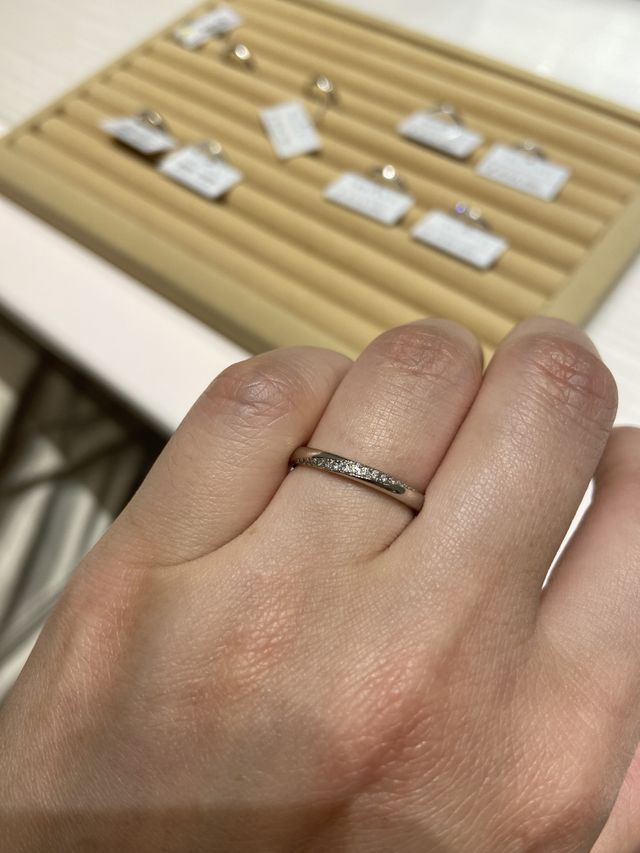 シンプルだけど、輝きも十分にある結婚指輪