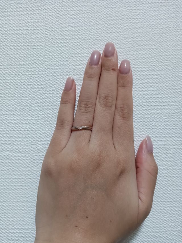 手の甲が黒目ですが、ピンクゴールド主体で馴染むデザインに。