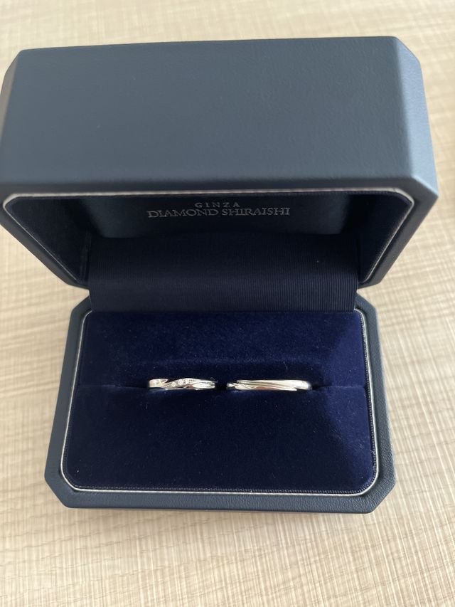 右:新郎　
左:新婦　の指輪です