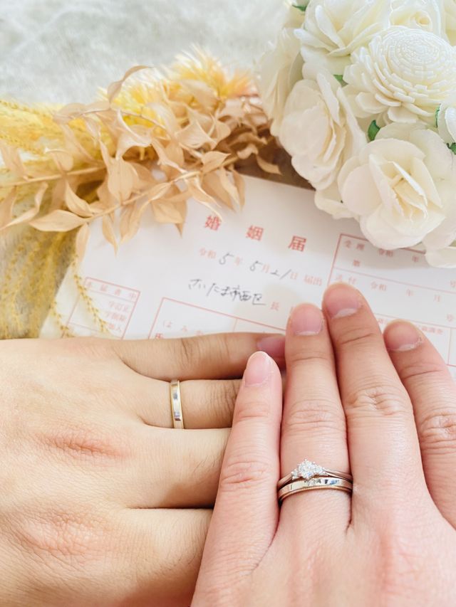 入籍日に婚姻届と指輪の写真を撮りました。