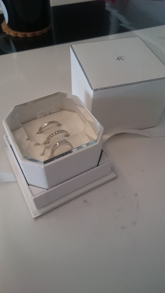 婚約指輪と二人の結婚指輪全て入ります。
