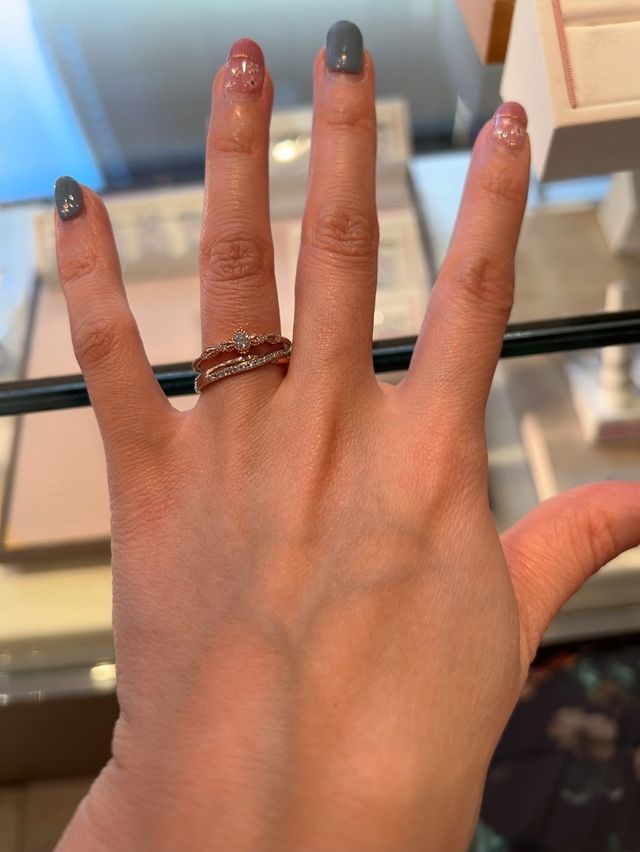 結婚指輪と並べて比べたものです。