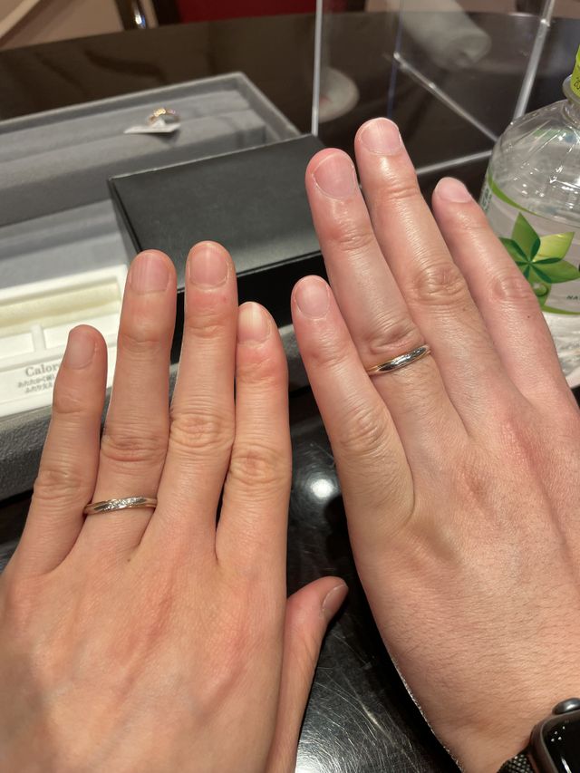 ゴールドとシルバーの2色使いのデザインです