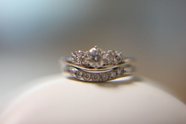 結婚指輪と重ね付けしてもステキ。