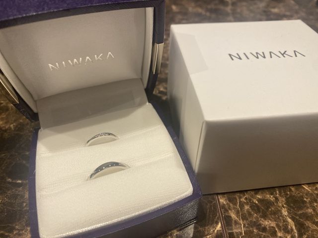 指が綺麗に見えるよう少しカーブのあるデザインを選びました。
