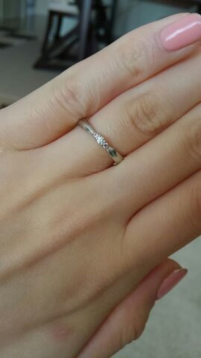 大きいダイアモンドの左右にピンクダイアモンドをあしらったもの