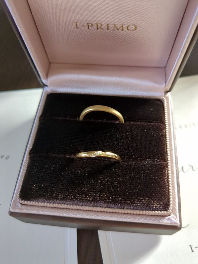 女性の指輪はデザインそのままで、男性はオールマット加工に変更