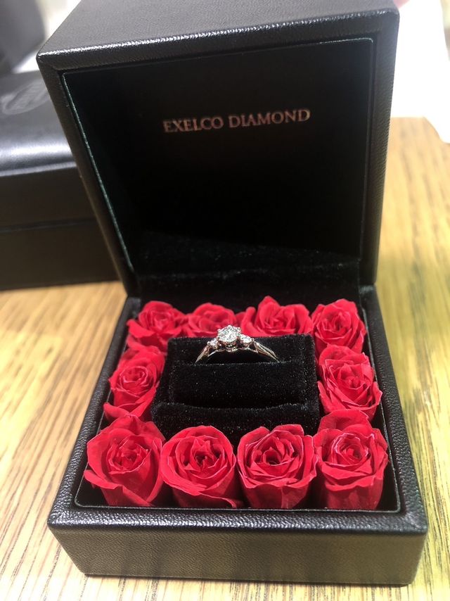 期間限定で、指輪のケースがバラのデザインになっていました。