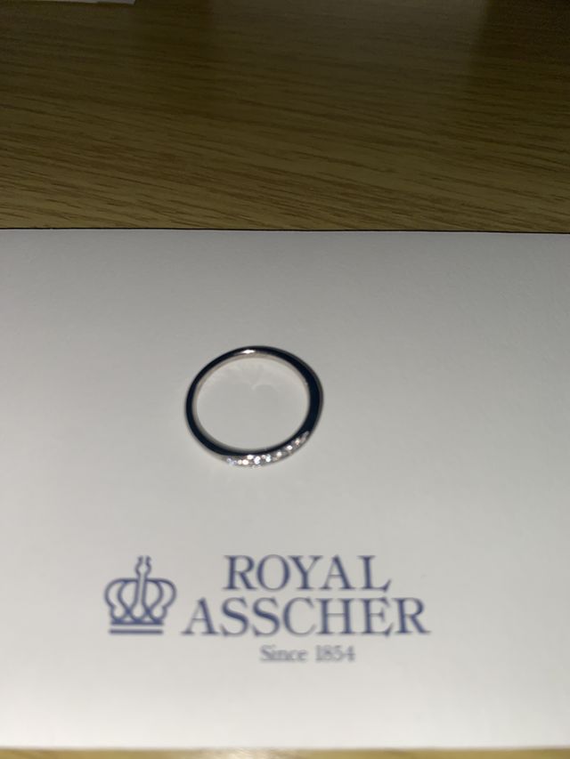 結婚指輪として購入。
デザインとつけ心地が気に入ってます。