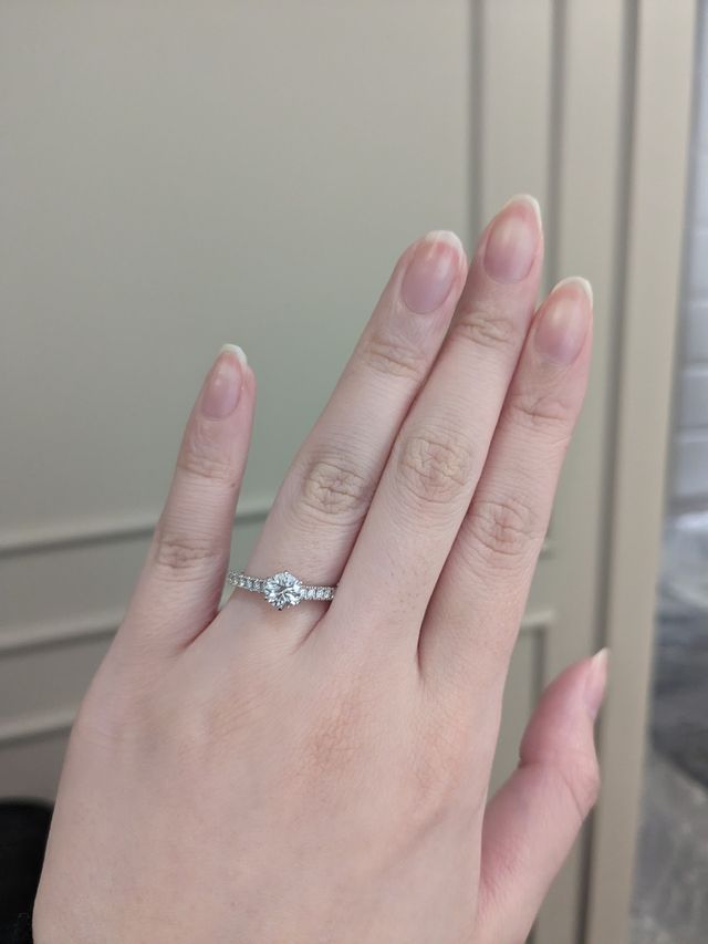 中央のダイヤが輝く婚約指輪